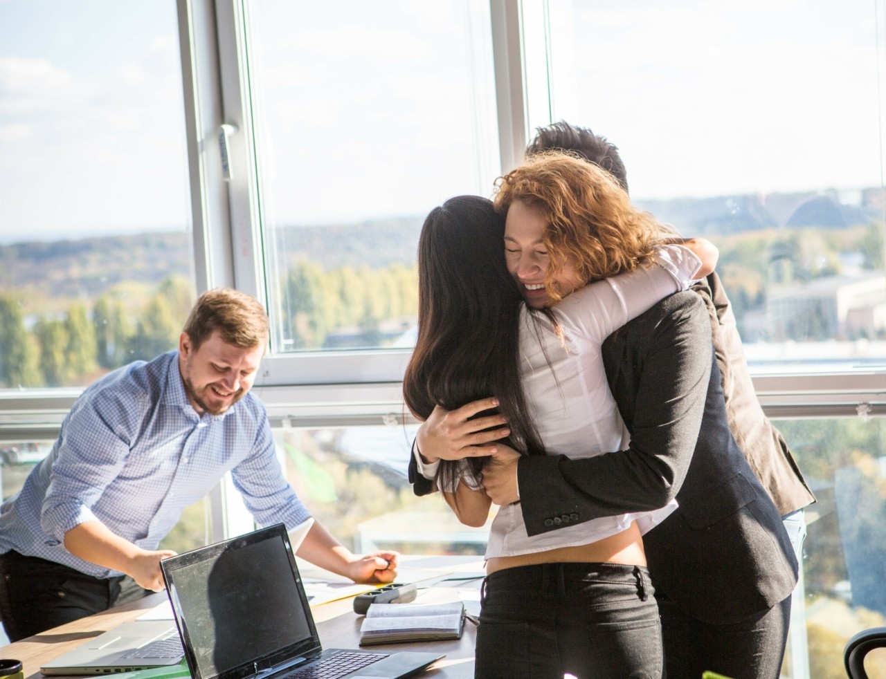 Γραφείο: Τα όρια φυσικής επαφής και πότε είναι κατάλληλο να αγκαλιάζετε συναδέλφους | Ειδήσεις για την Οικονομία Γραφείο: Τα όρια φυσικής επαφής και πότε είναι κατάλληλο να αγκαλιάζετε συναδέλφους | Ειδήσεις για την Οικονομία