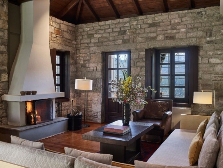 Πώς είναι η εμπειρία σε 12 πολυτελείς σουίτες με θέα – Απόδραση σε πόλη, βουνό και θάλασσα στην Ελλάδα