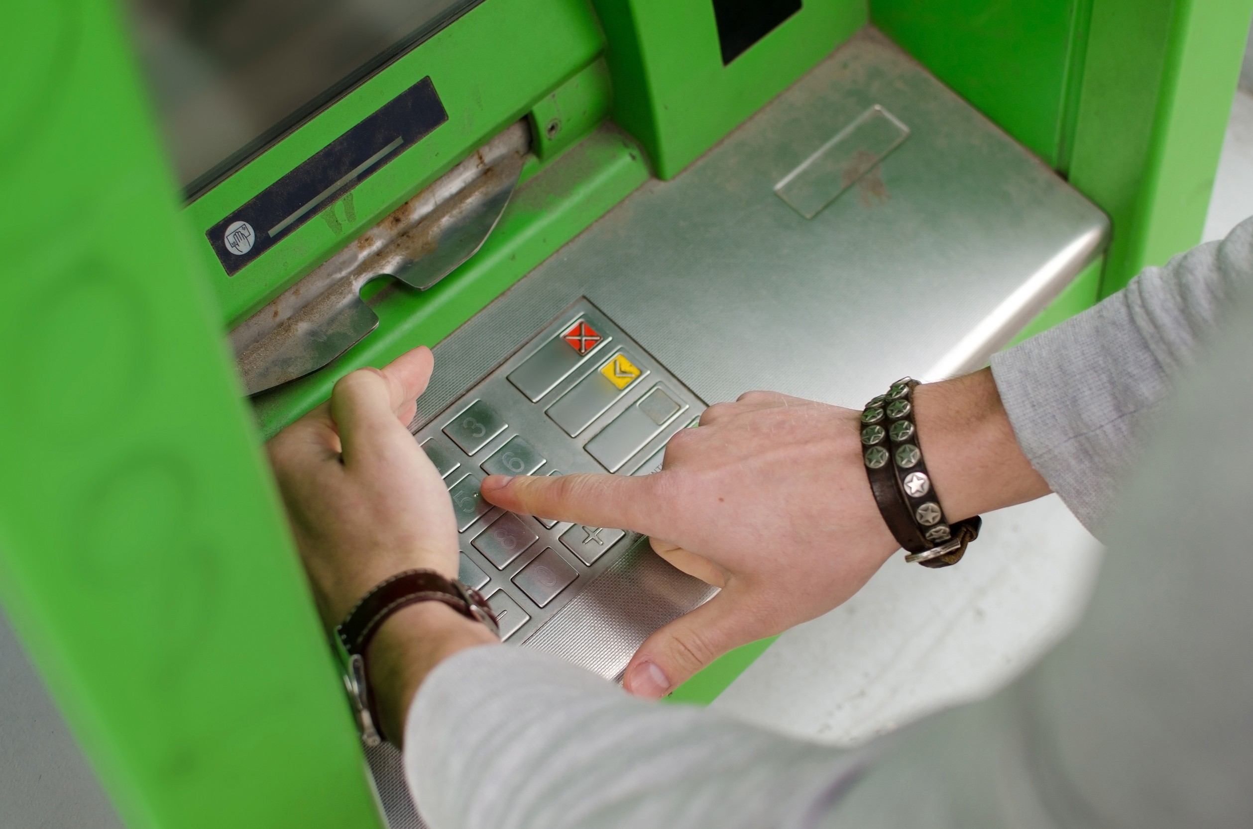 Shimming: Η νέα απάτη στα ΑΤΜ που μπορεί να αδειάσει τον λογαριασμό σου σε λεπτά | Ειδήσεις για την Οικονομία