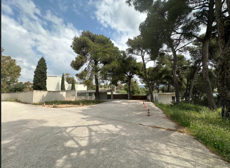 Οικογένεια Εμφιετζόγλου: Διπλό σφυροκόπημα το Νοέμβριο για τα Ανάβρυτα (pics) | Ειδήσεις για την Οικονομία