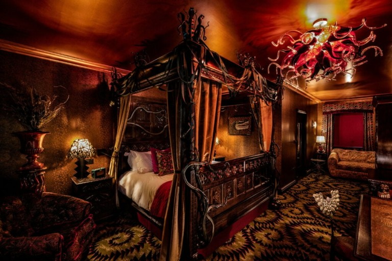 Στο νησί των καπνιστών ουίσκι της Σκωτίας το νέο ξενοδοχείο του θρυλικού αποστακτηρίου Ardbeg είναι η απόλυτη εμπειρία