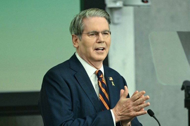 Μπέσεντ: Οι τριγμοί στις αγορές δεν θα μας οδηγήσουν σε ήπια γραμμή απέναντι στο Πεκίνο