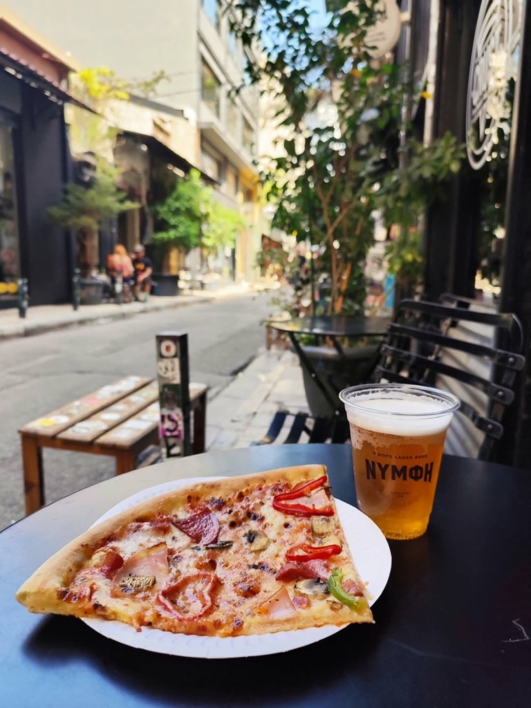 Ποτό σε πλαστικό ποτήρι – Γιατί οι νέοι προτιμούν να διασκεδάζουν στα πεζοδρόμια