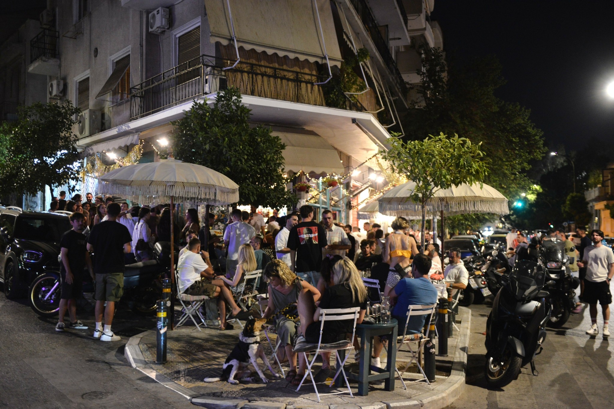 Ποτό σε πλαστικό ποτήρι – Γιατί οι νέοι προτιμούν να διασκεδάζουν στα πεζοδρόμια