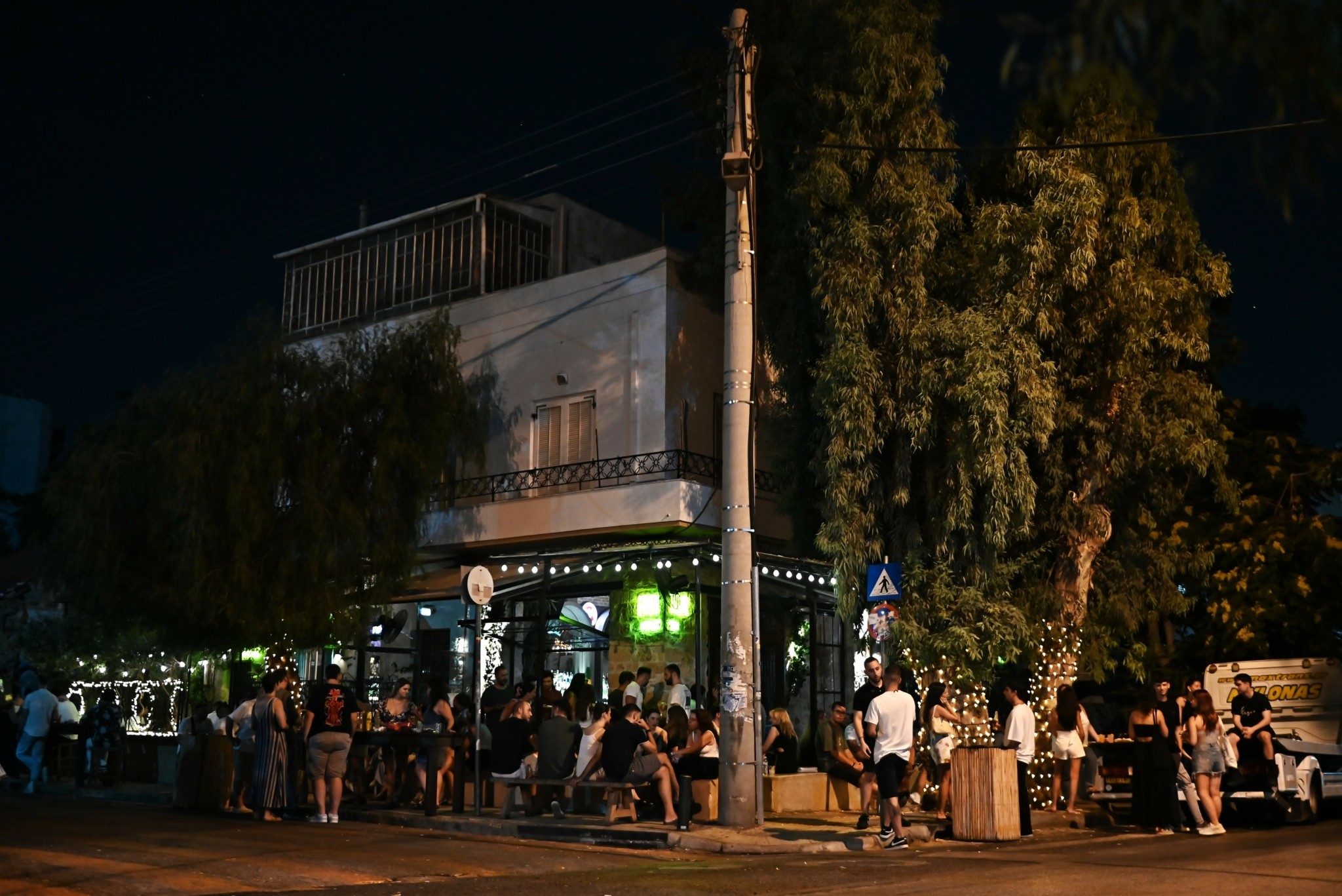 Ποτό σε πλαστικό ποτήρι – Γιατί οι νέοι προτιμούν να διασκεδάζουν στα πεζοδρόμια