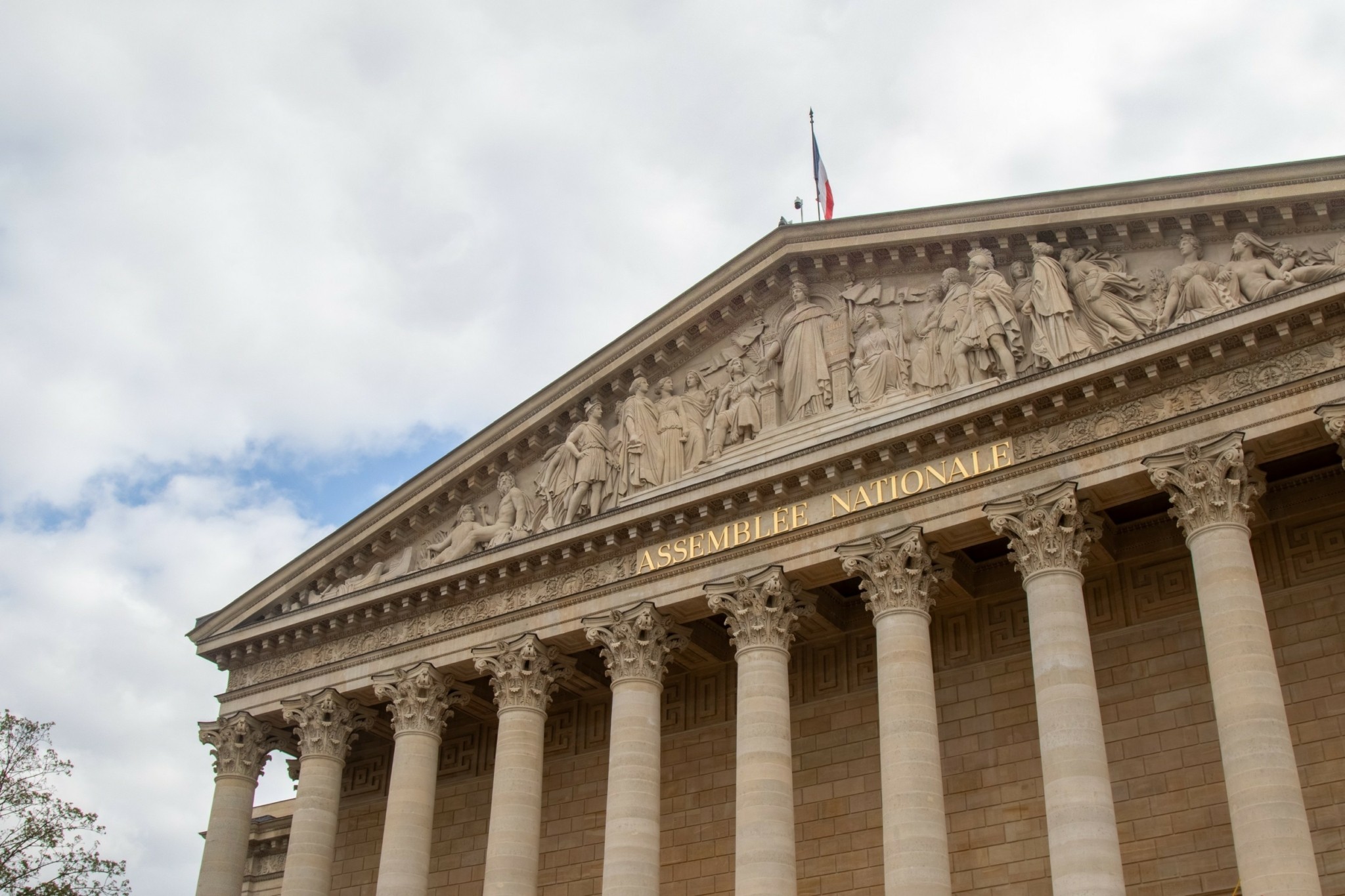 Déjà vu στη Γαλλία προκαλεί το νέο πολιτικό αδιέξοδο – Τι θα συμβεί