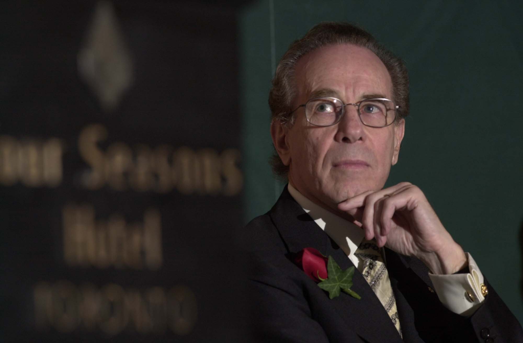 Ο άνθρωπος που έφτιαξε τα ξενοδοχεία Four Seasons και τα πούλησε στον Μπιλ Γκέιτς για 3,8 δισ. δολάρια