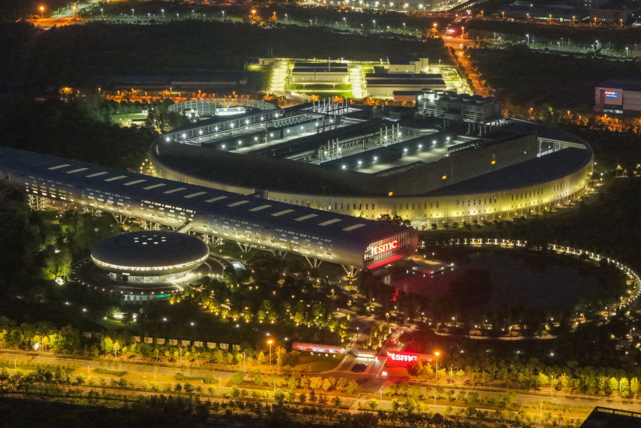 Η κούρσα των κολοσσών: Οι δύο εταιρείες που κατέχουν το 100% των πιο προηγμένων chips του κόσμου