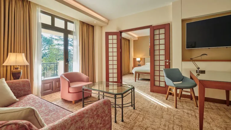 Πώς είναι η εμπειρία σε 12 πολυτελείς σουίτες με θέα – Απόδραση σε πόλη, βουνό και θάλασσα στην Ελλάδα