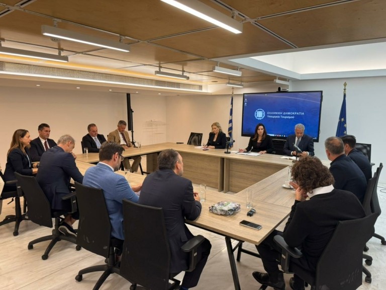 Ελληνικός τουρισμός: Συνάντηση Κεφαλογιάννη με την ΠΟΞ για τη στρατηγική του 2025