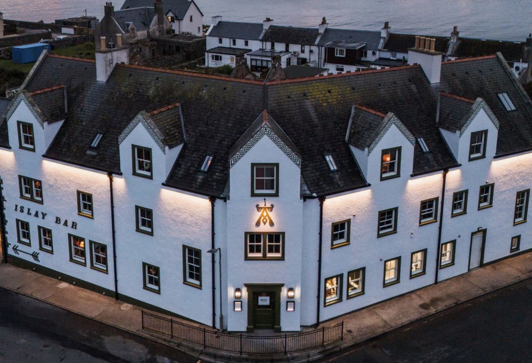 Στο νησί των καπνιστών ουίσκι της Σκωτίας το νέο ξενοδοχείο του θρυλικού αποστακτηρίου Ardbeg είναι η απόλυτη εμπειρία