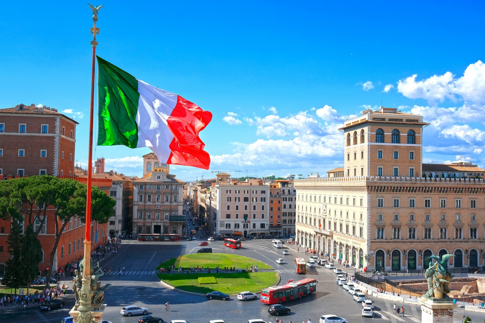 Ιταλία: Η Μελόνι στοχεύει σε φόρο 11 δισ. ευρώ από τράπεζες και ασφαλιστικές για κοινωνικές παροχές