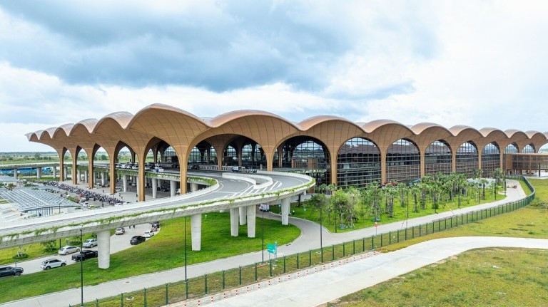 Αεροπλάνα, προσευχές και ένας χρυσός Βούδας: Το αεροδρόμιο-θαύμα των $2 δισ. της Καμπότζης που αλλάζει τον τουρισμό της χώρας (pic)