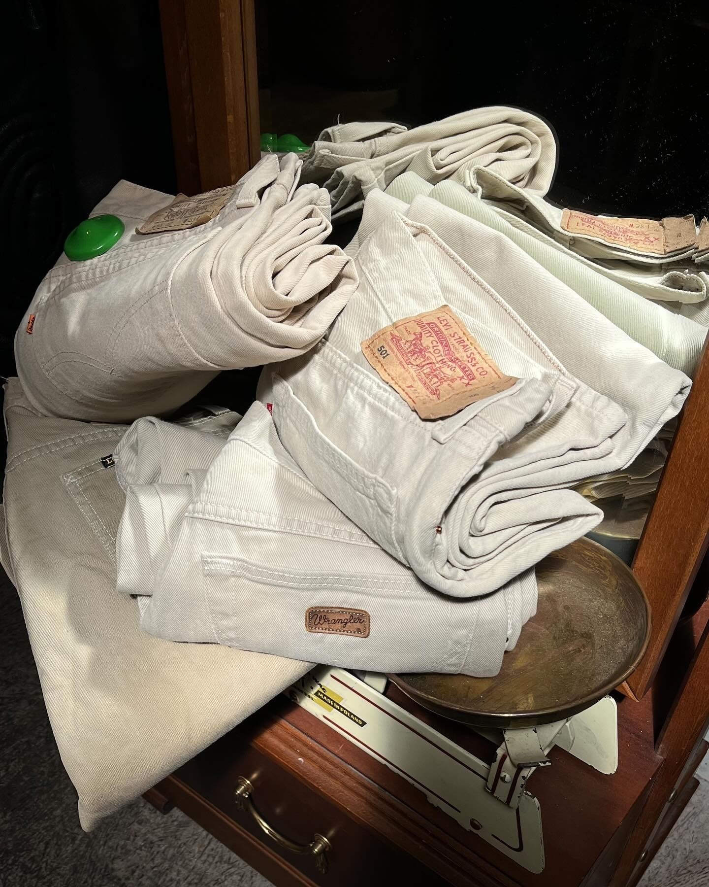 Οι Ελληνες αγάπησαν τα μεταχειρισμένα ρούχα και αντικείμενα Οι Ελληνες αγάπησαν τα μεταχειρισμένα ρούχα και αντικείμενα