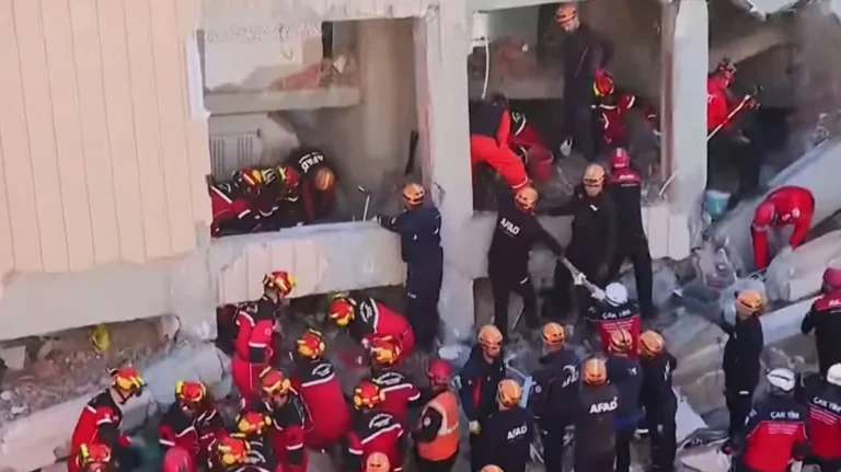 Κωνσταντινούπολη: Δύο παιδιά ανασύρθηκαν νεκρά από τα συντρίμμια του επταώροφου κτιρίου (upd)