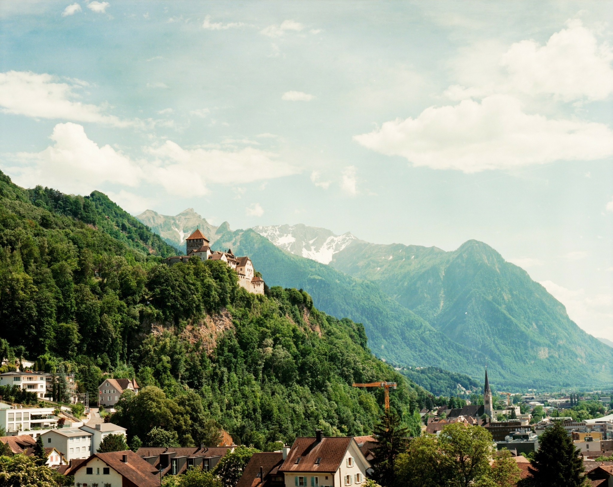 Ποια χώρα προσφέρει μισθό έως €10.000 το μήνα σε Ευρωπαίους εργαζόμενους