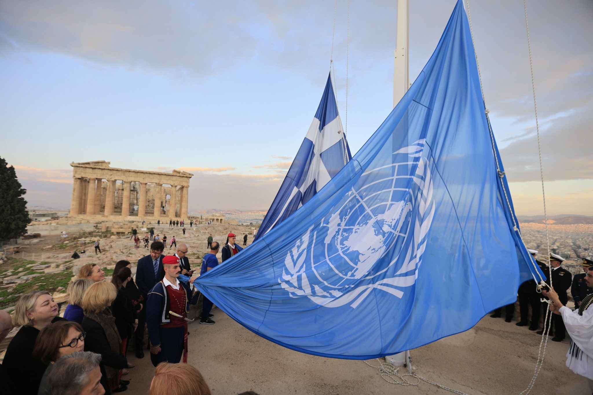 H σημαία του ΟΗΕ στον βράχο της Ακρόπολης για τα 80 χρόνια του Οργανισμού (pics)
