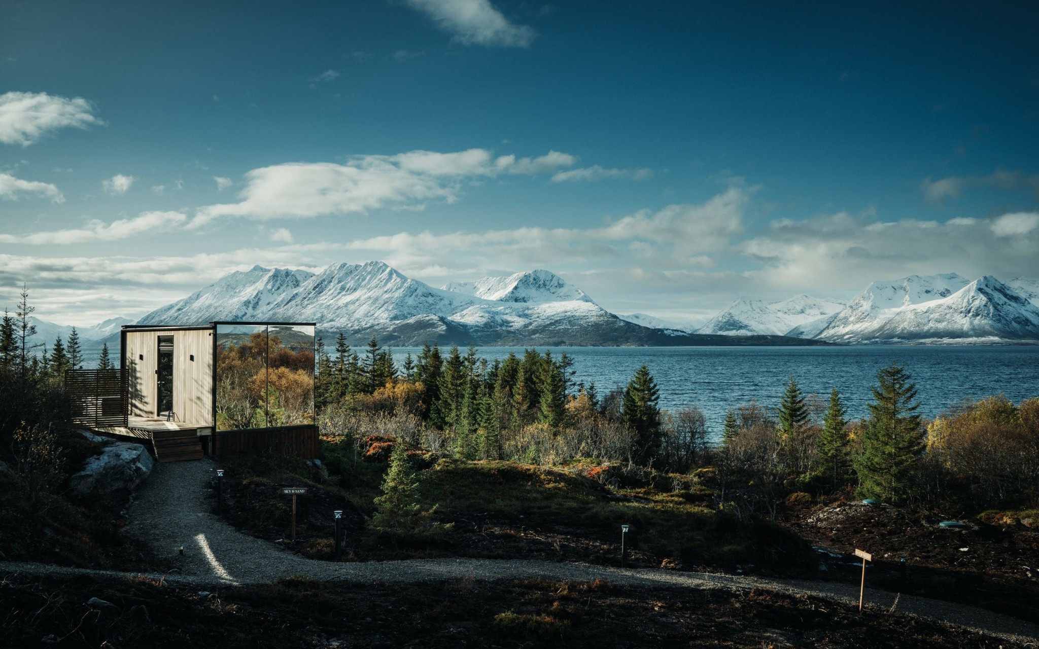 Τι είναι τα καθρεφτόσπιτα; “Φυτρώνουν” στα πιο όμορφα φυσικά τοπία και κάνουν θραύση στο airbnb