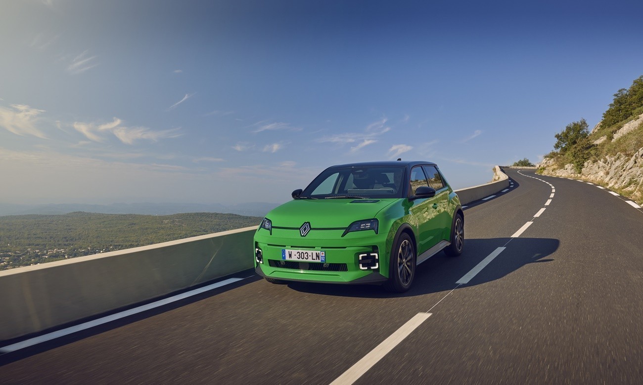 Τα μικρά ηλεκτρικά αυτοκίνητα αντεπιτίθενται με αιχμή του δόρατος τους Γάλλους