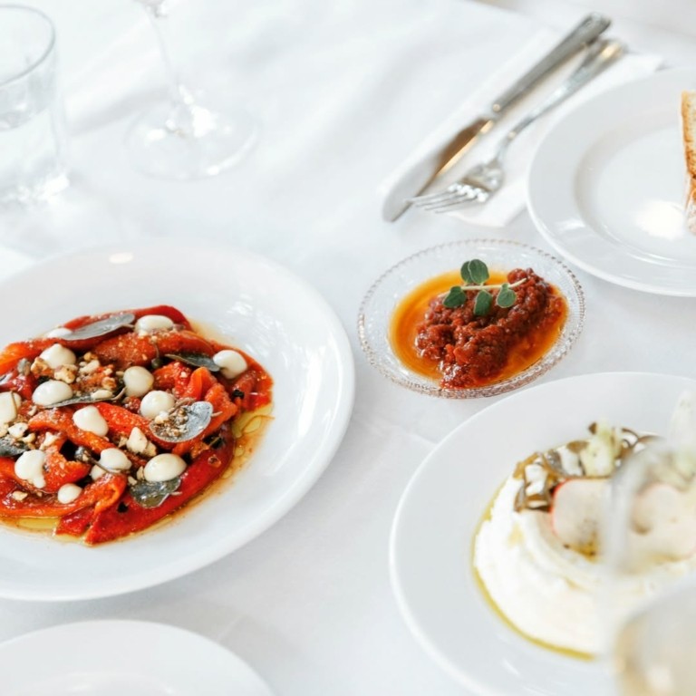 Γιατί είναι τόσο δύσκολο να βρεις τραπέζι στην Ταβέρνα των Φίλων