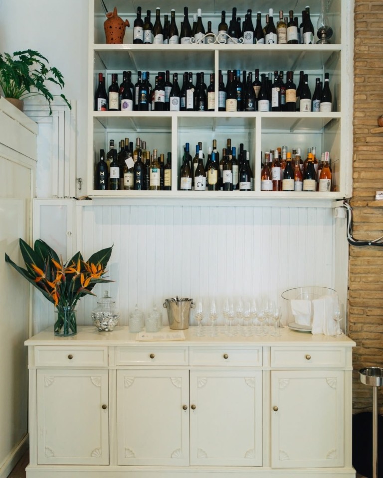 Γιατί είναι τόσο δύσκολο να βρεις τραπέζι στην Ταβέρνα των Φίλων