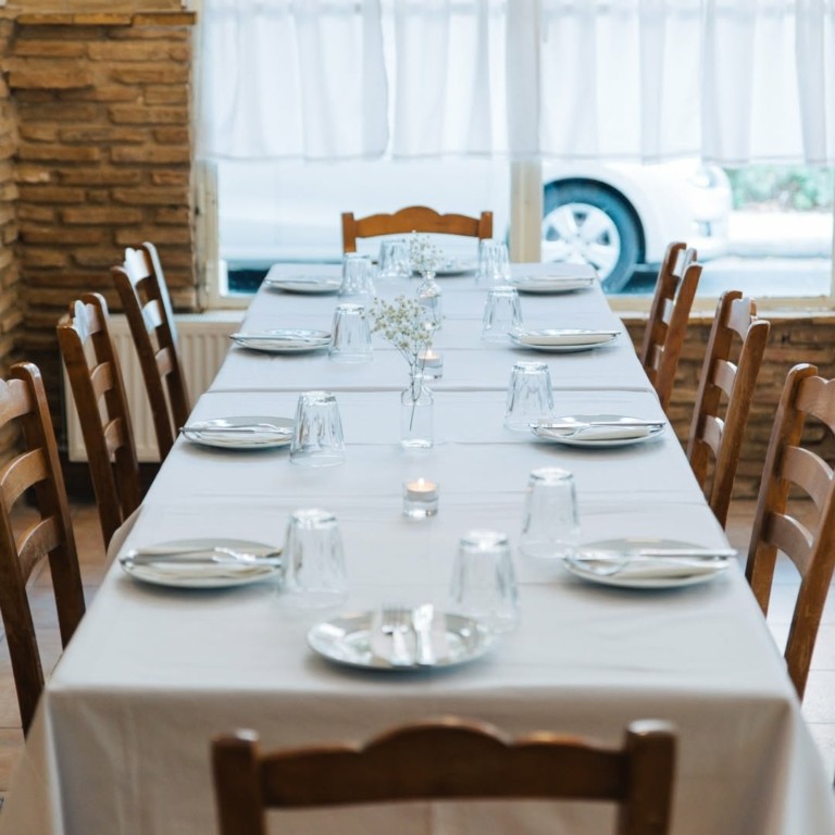 Γιατί είναι τόσο δύσκολο να βρεις τραπέζι στην Ταβέρνα των Φίλων