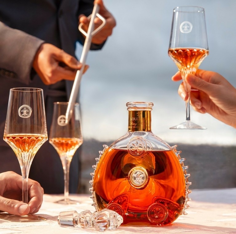 Η ιστορία πίσω από το εμβληματικό κονιάκ που περιέχει αποστάγματα 100 ετών: Remy Martin Louis XIII