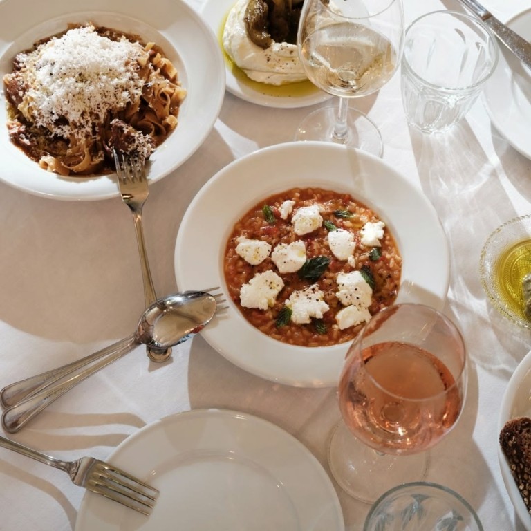 Γιατί είναι τόσο δύσκολο να βρεις τραπέζι στην Ταβέρνα των Φίλων