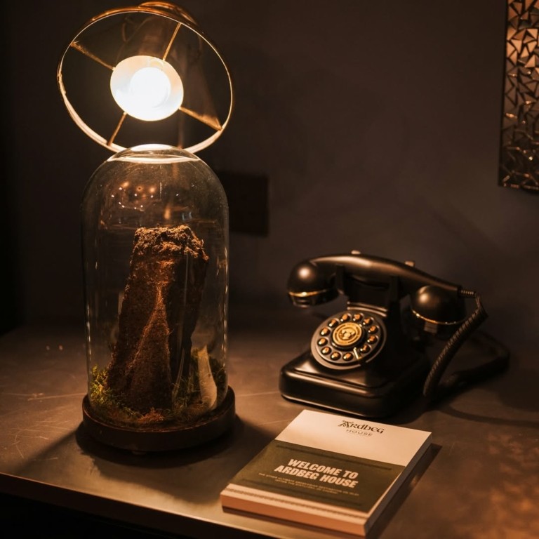 Στο νησί των καπνιστών ουίσκι της Σκωτίας το νέο ξενοδοχείο του θρυλικού αποστακτηρίου Ardbeg είναι η απόλυτη εμπειρία