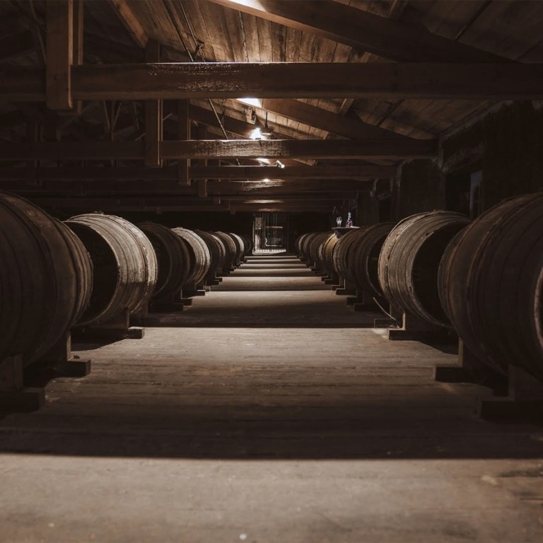 Η ιστορία πίσω από το εμβληματικό κονιάκ που περιέχει αποστάγματα 100 ετών: Remy Martin Louis XIII