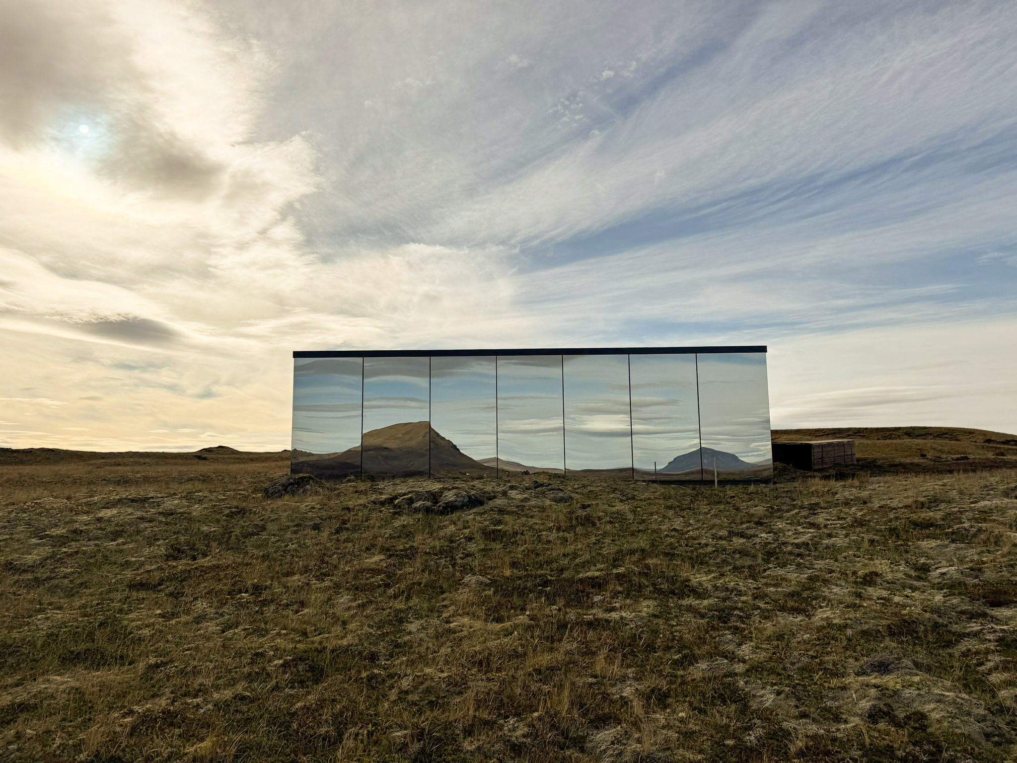 Τι είναι τα καθρεφτόσπιτα; “Φυτρώνουν” στα πιο όμορφα φυσικά τοπία και κάνουν θραύση στο airbnb