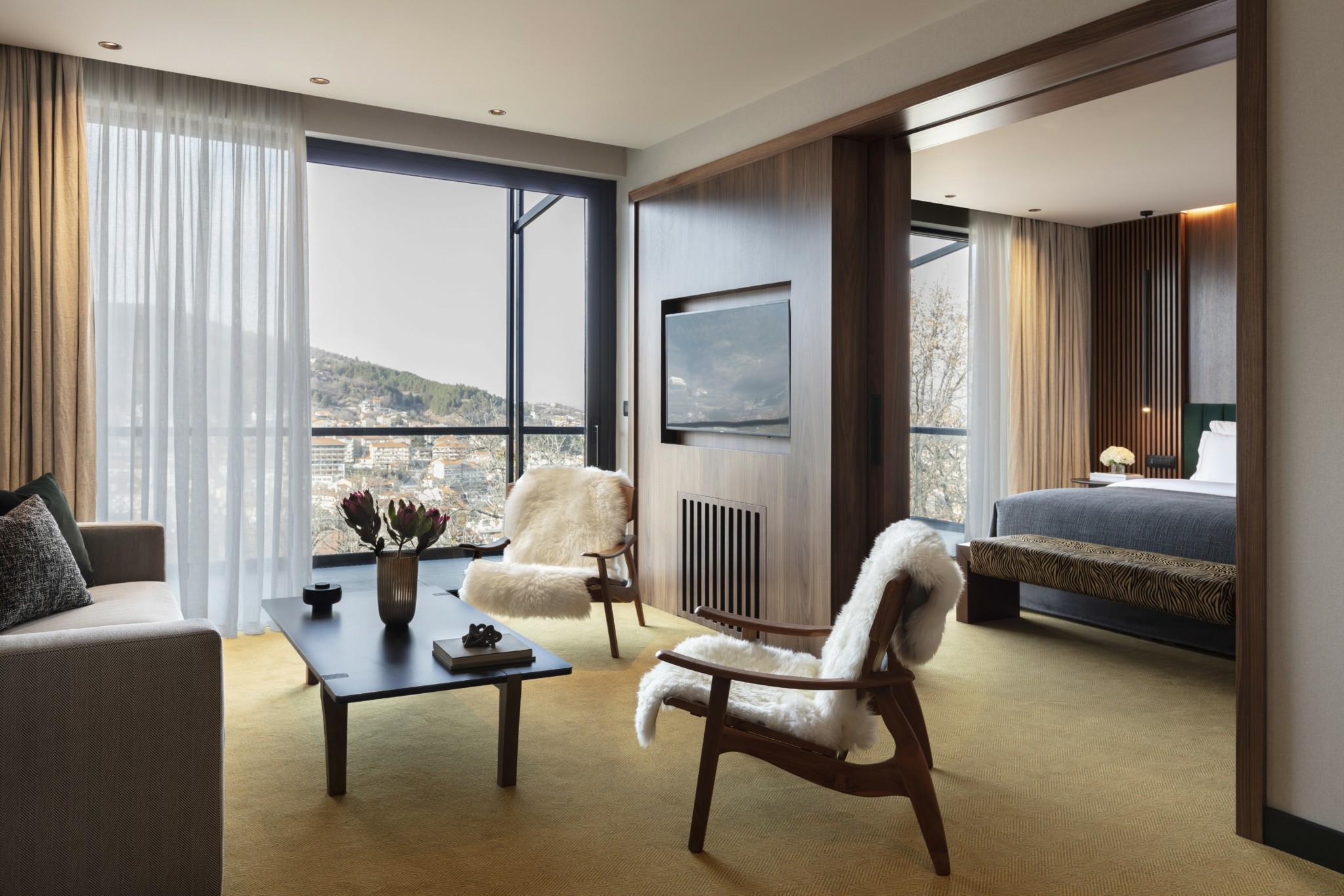 Πώς είναι η εμπειρία σε 12 πολυτελείς σουίτες με θέα – Απόδραση σε πόλη, βουνό και θάλασσα στην Ελλάδα