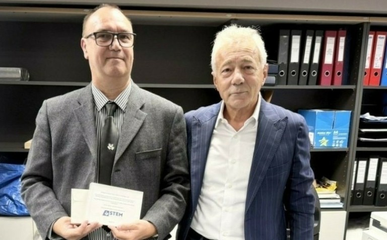 Βραβεύτηκε ο ήρωας πλοίαρχος του Magic Seas που βυθίστηκε από τους Χούθι (pics)