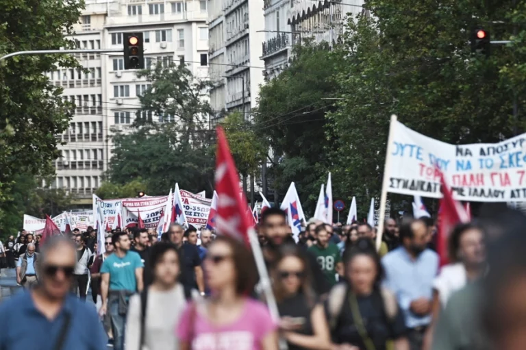 Απεργία ΓΣΕΕ-ΑΔΕΔΥ: Σε εξέλιξη οι συγκεντρώσεις στο κέντρο της Αθήνας – Κλειστές Πανεπιστημίου, Σταδίου (pics)