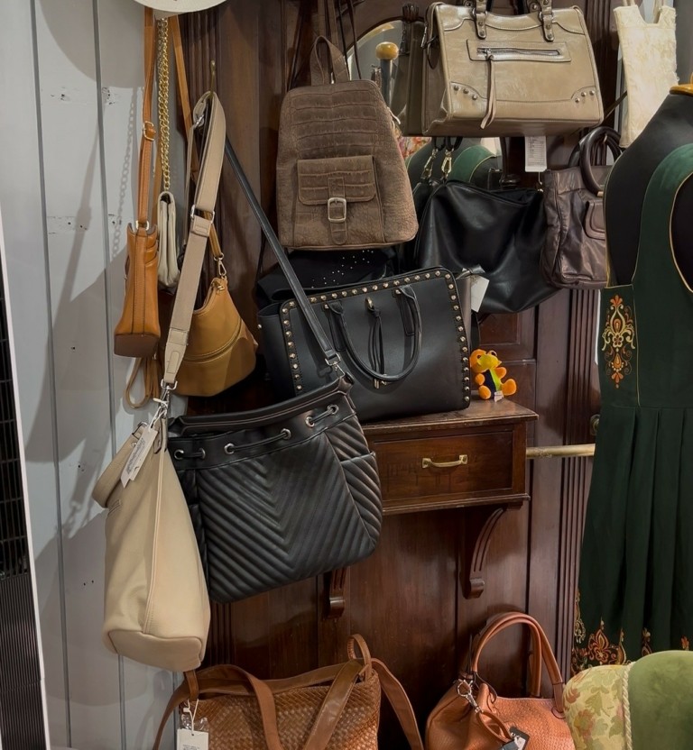 Οι Ελληνες αγάπησαν τα μεταχειρισμένα ρούχα και αντικείμενα Οι Ελληνες αγάπησαν τα μεταχειρισμένα ρούχα και αντικείμενα