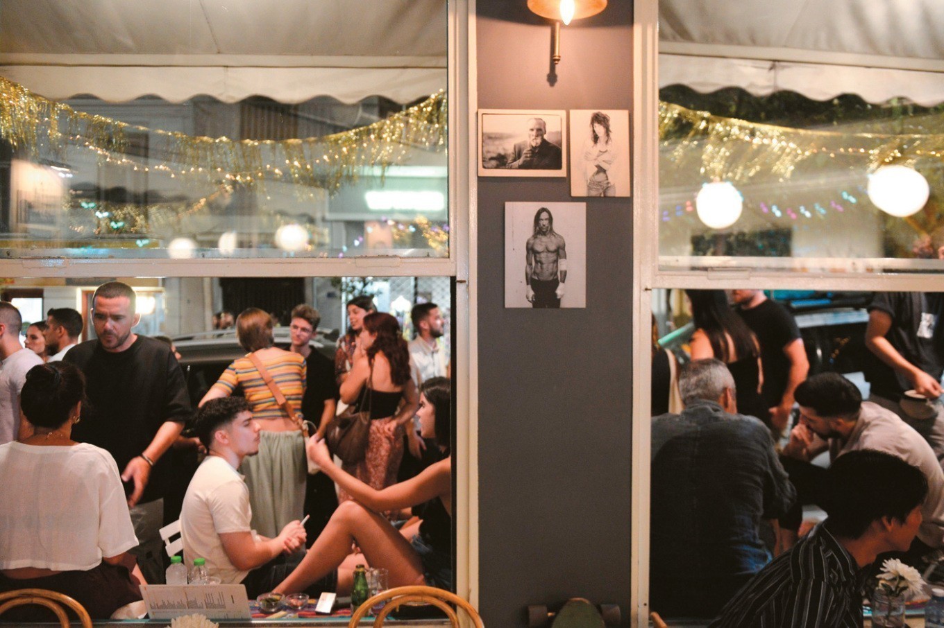 Ποτό σε πλαστικό ποτήρι – Γιατί οι νέοι προτιμούν να διασκεδάζουν στα πεζοδρόμια