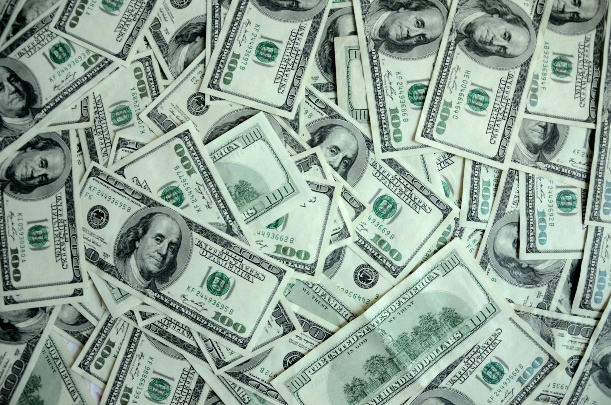 Γιατί οι επενδυτές προχωρούν σε αντιστάθμιση του κινδύνου του δολαρίου (γράφημα)