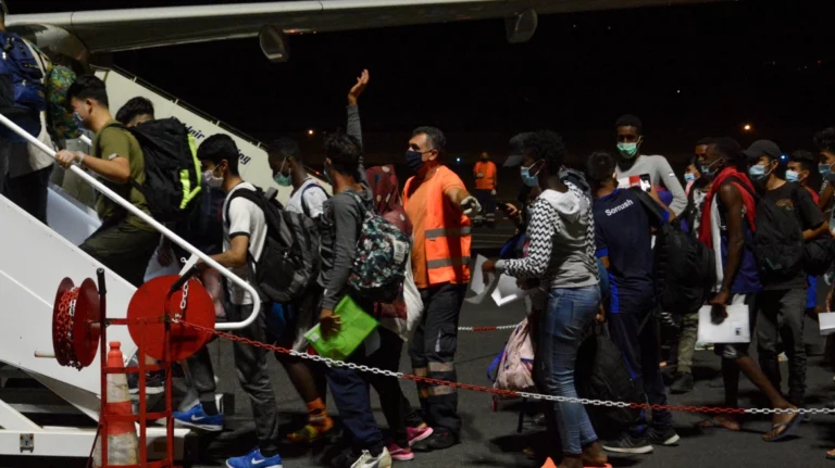 Πρώτη πτήση επιστροφής Σύρων αιτούντων άσυλο από Αθήνα – Δαμασκό έπειτα από 14 χρόνια