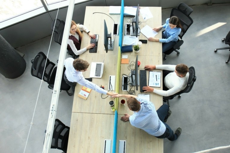 Ποια εταιρεία κλείνει μια εβδομάδα κάθε τρίμηνο και δίνει άδεια με αποδοχές