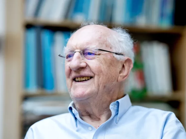 Tζον Κλαρκ: Ο Τραμπ «παραλύει» την επιστήμη στη χώρα λέει ο Νομπελίστας φυσικής 2025