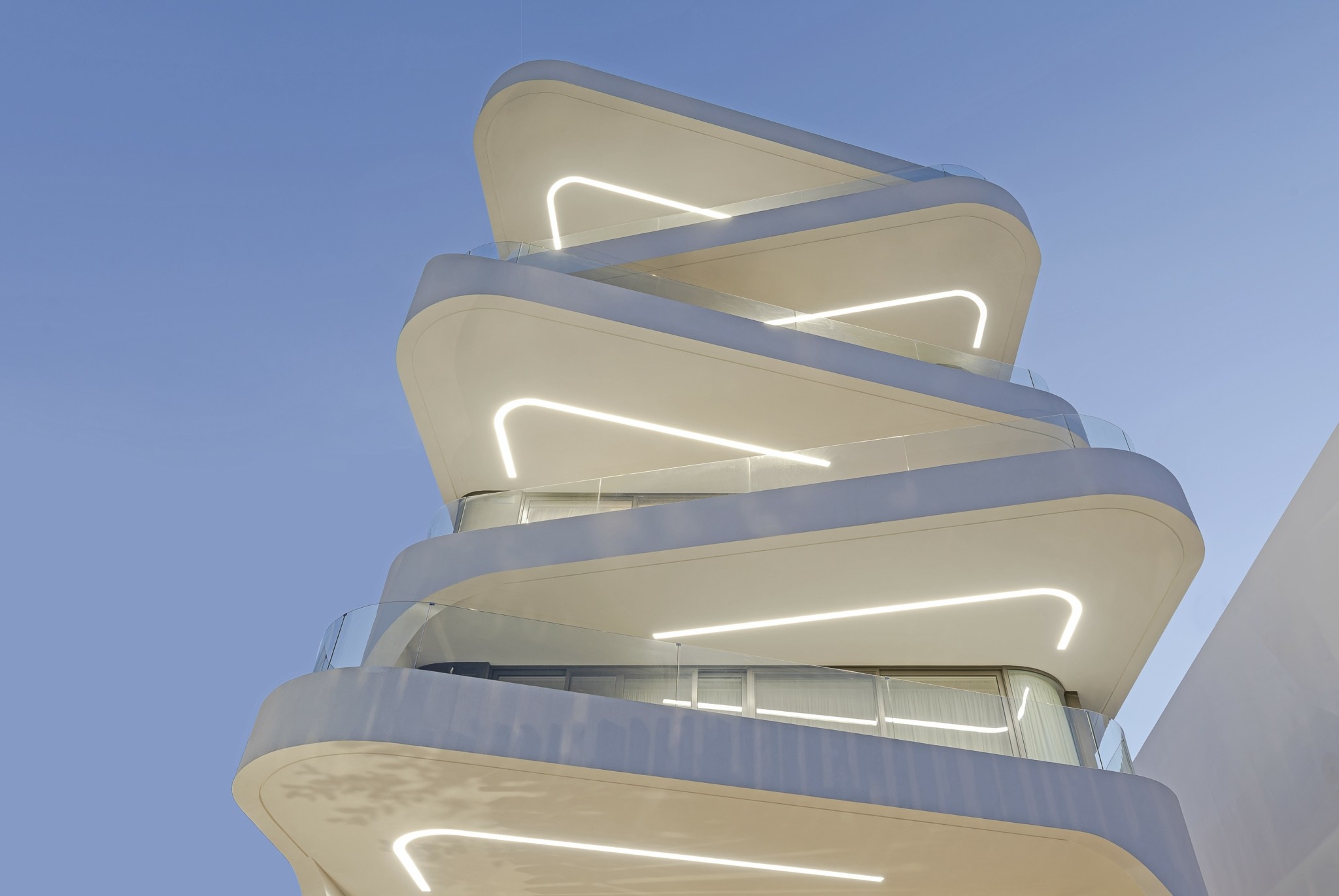 4 design πολυκατοικίες εντυπωσιακής ομορφιάς στην Αθηναϊκή Ριβιέρα