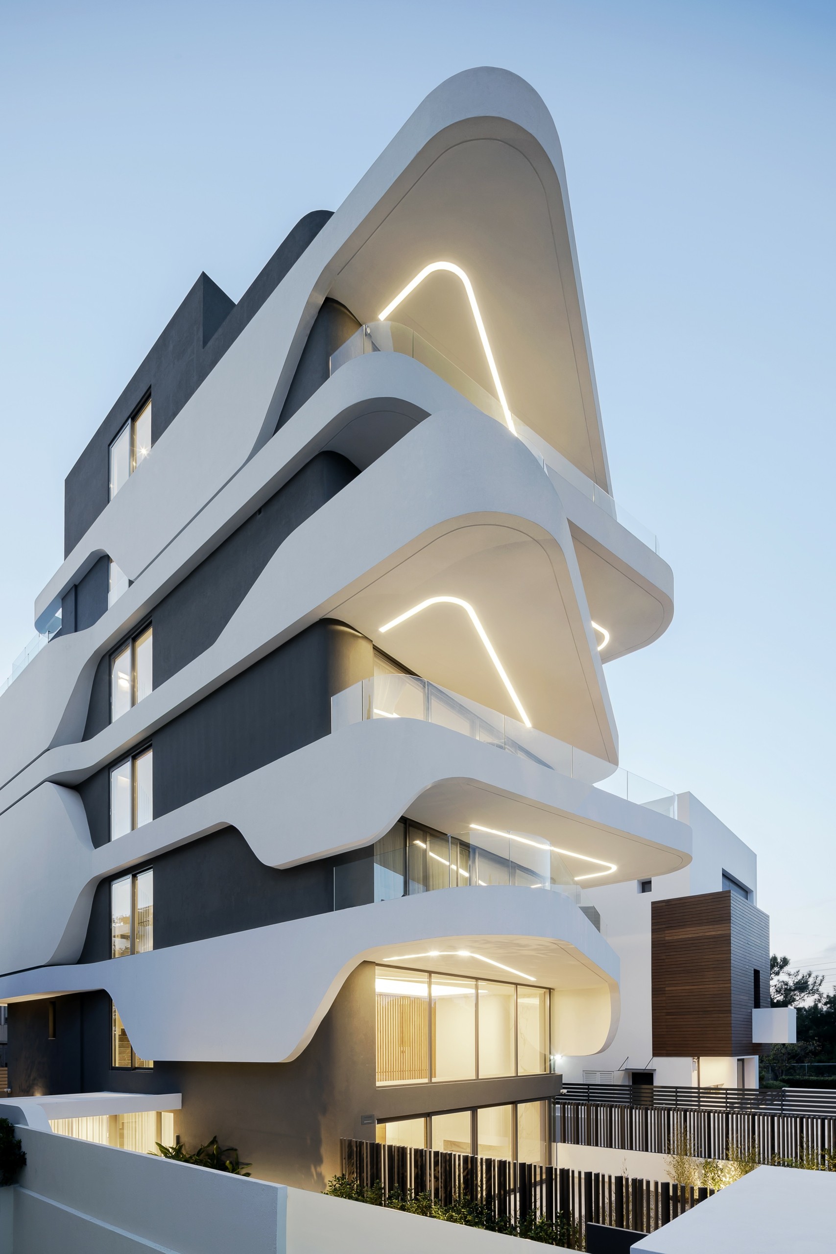 4 design πολυκατοικίες εντυπωσιακής ομορφιάς στην Αθηναϊκή Ριβιέρα