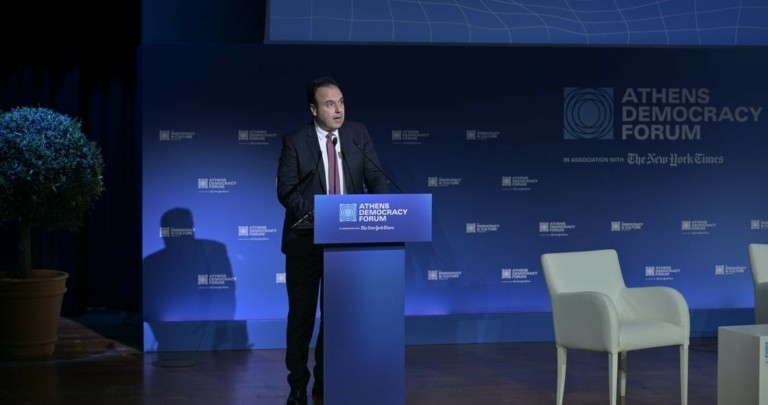 Παπαστεργίου στο Athens Democracy Forum 2025: Εφαρμόζουμε την ΑΙ με προσοχή και με επίκεντρο τον πολίτη