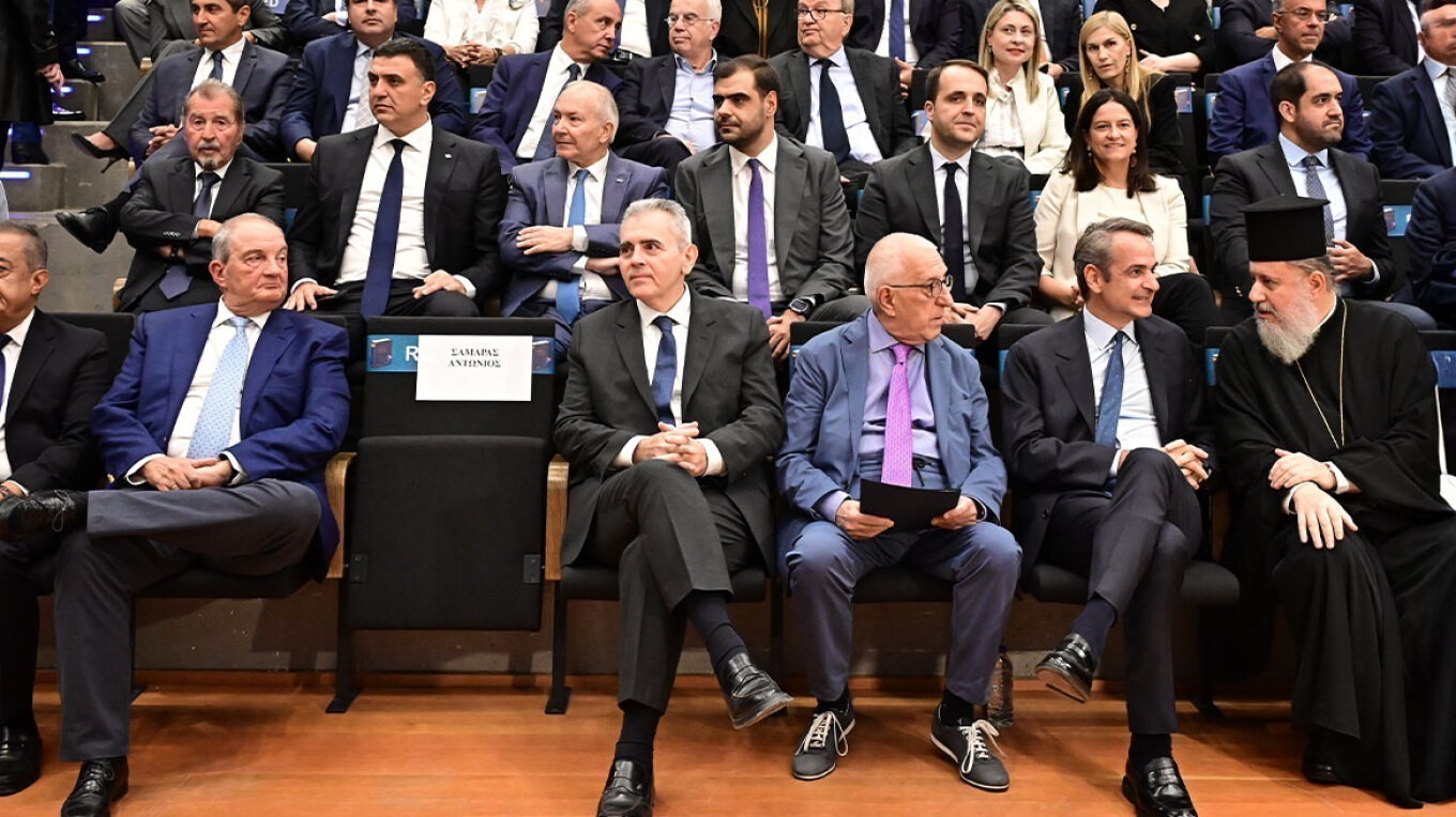 Η εκδήλωση Στυλιανίδη στο Ωδείο Αθηνών: Χειραψία Μητσοτάκη με Καραμανλή – Γιατί δεν πήγε ο Σαμαράς