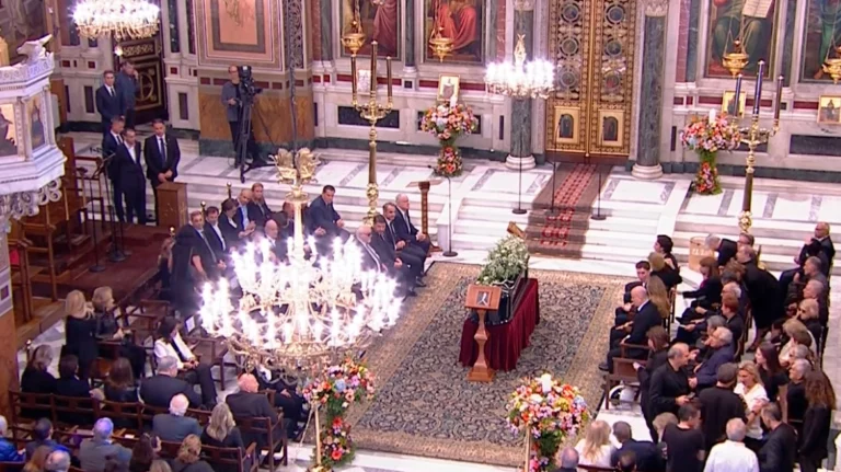 Οι πολιτικοί και καλλιτέχνες που βρέθηκαν στο τελευταίο αντίο στον Διονύση Σαββόπουλο – Δεν πήγαν Ανδρουλάκης, Φάμελλος