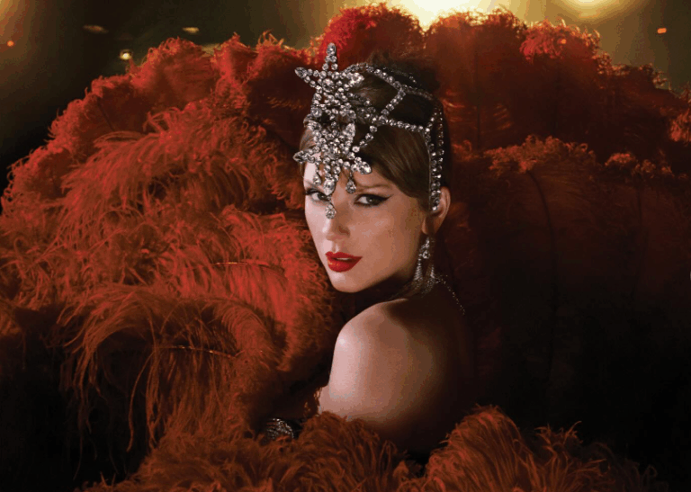 «Life of a Showgirl»: Η Τέιλορ Σουίφτ κατακτά τη διεθνή μουσική σκηνή με το νέο της άλμπουμ (pics)