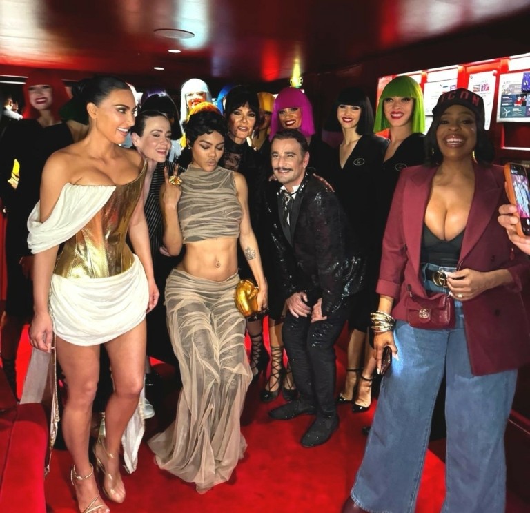 Ο Ελληνας που τραγούδησε Happy Birthday στην Kim Kardashian στα γενέθλιά της στο Παρίσι