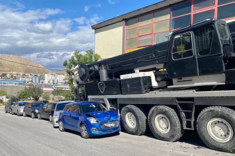 Κερατσίνι: Γερανός παρέσυρε σταθμευμένα οχήματα έξω από το Δημοτικό Κολυμβητήριο