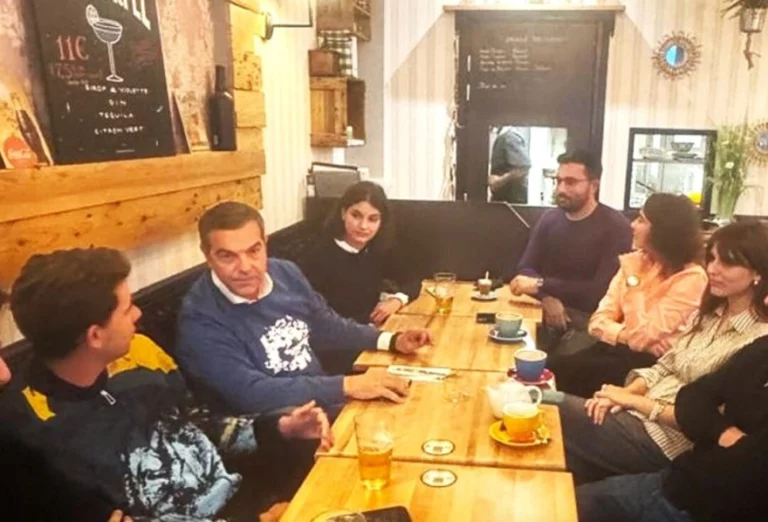 Για μπύρα με Ελληνες φοιτητές στη Σορβόνη ο Τσίπρας – «Έλυσα πολλές απορίες και πήρα πολλά από τη κουβέντα»