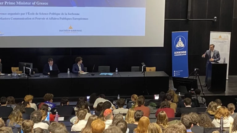 Τσίπρας σε φοιτητή της Σορβόννης: Η συζήτηση για νέο κόμμα γίνεται ερήμην μου, εγώ αφουγκράζομαι τις ανάγκες της κοινωνίας